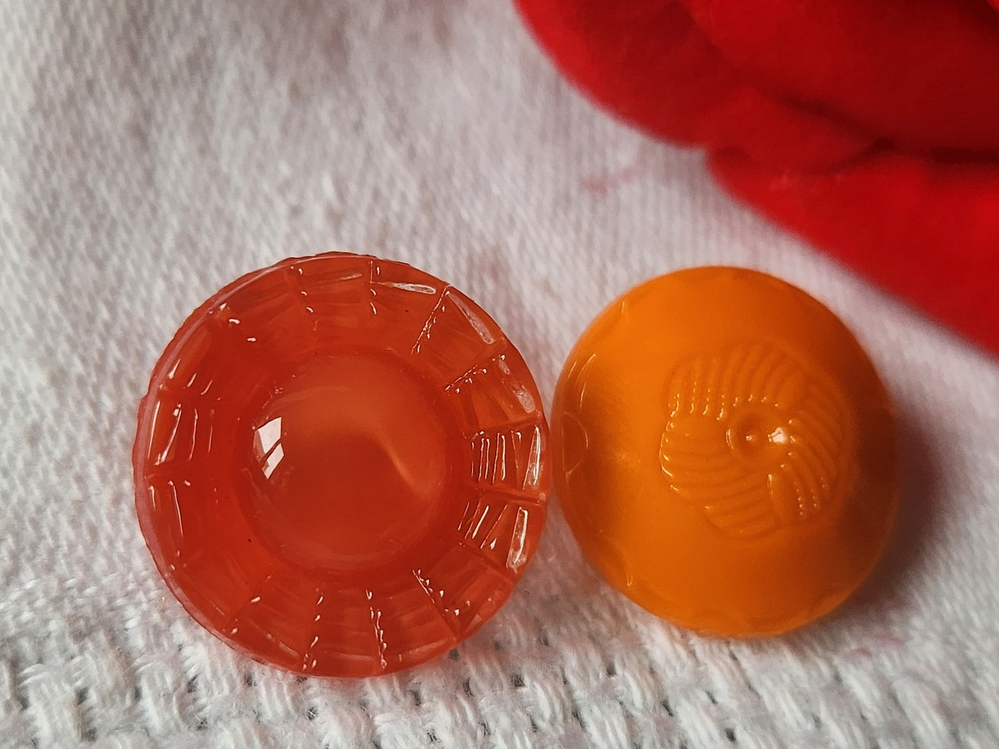 Duo boutons anciens en verre  orange  motif vintage 1,7 et 1,8 cm D9C