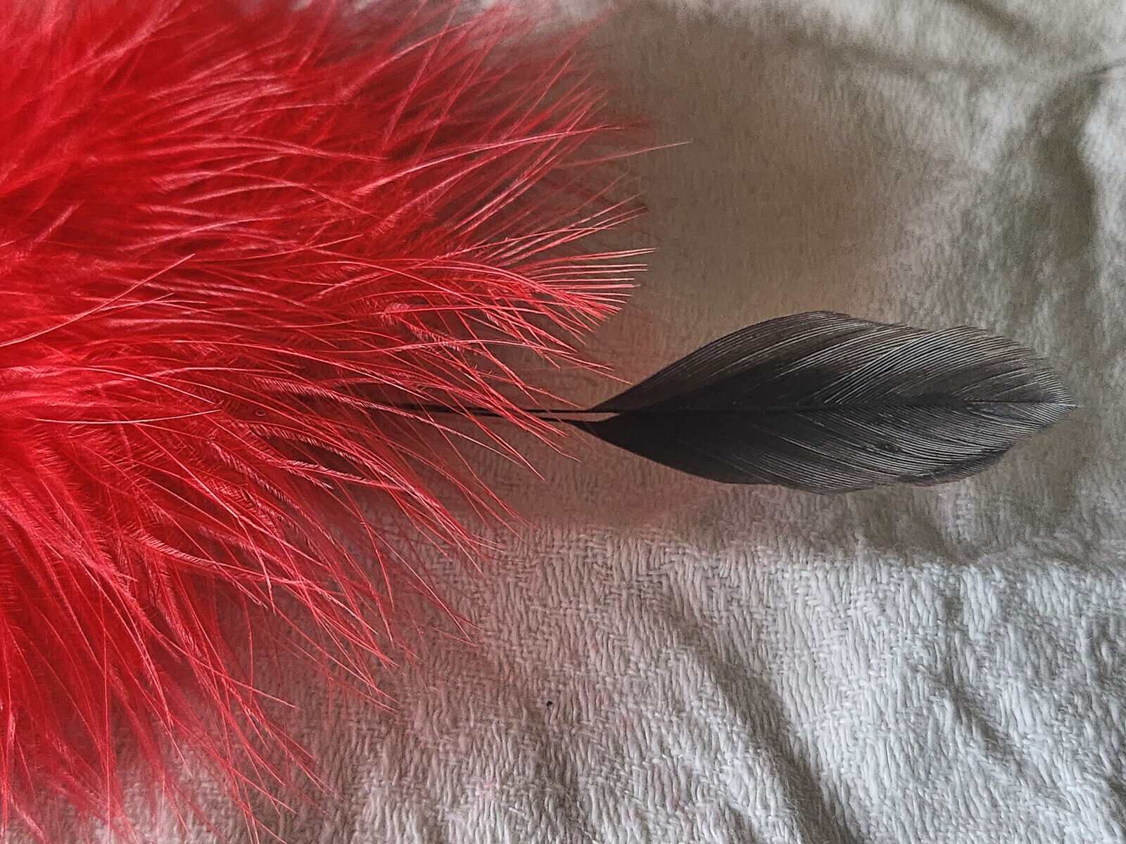 Bouquet plumes rouge montée sur broche modiste chapeau vintage T0-57