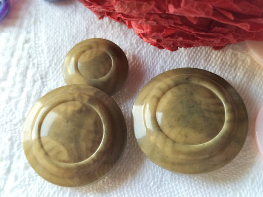 Trio  boutons anciens en corozo travaillé pied 1,5 à 2,5 cm G4B