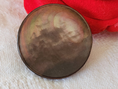 Gros bouton ancien en nacre épais marron grise  à pied 3 cm G2H