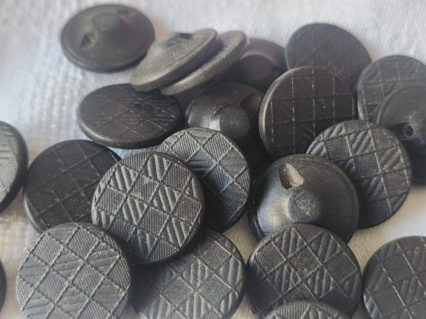 lot 12 boutons anciens en bois 1,8 cm damassé pied ref 3766
