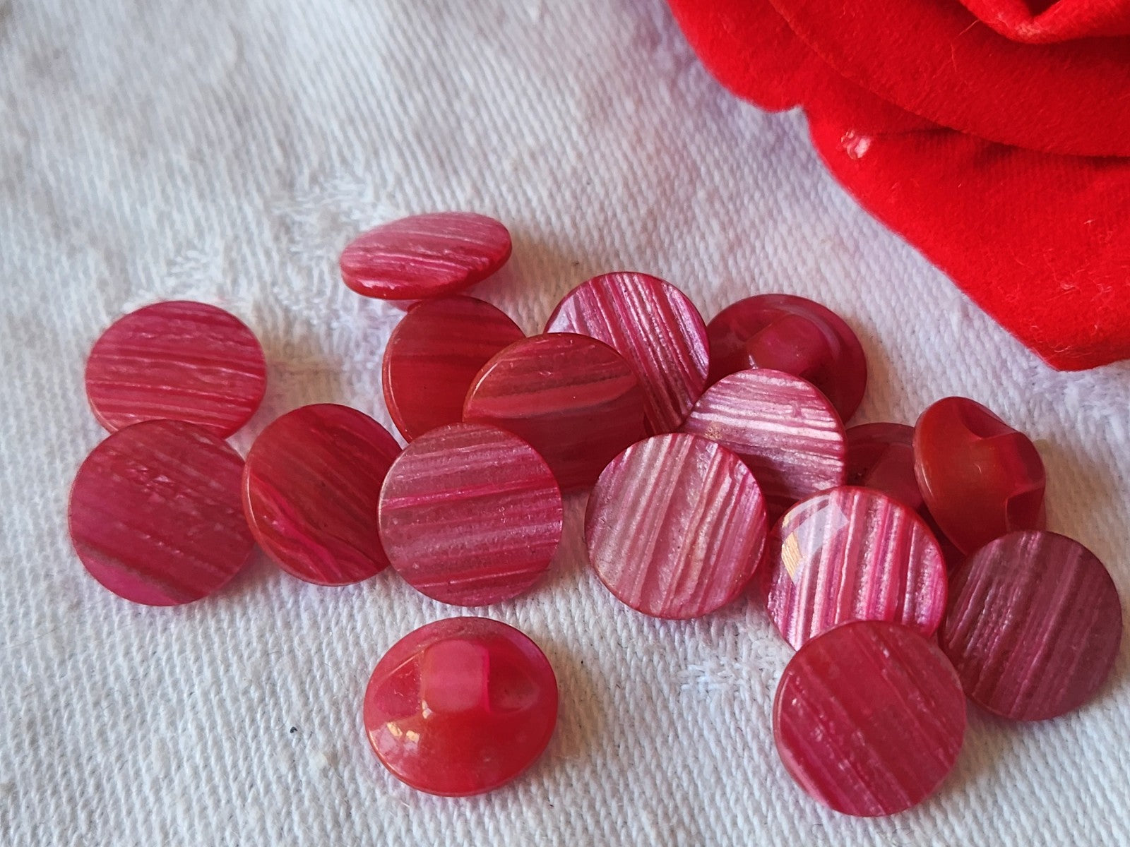 Lot 15 boutons vintage rose reflet nacré petits pied 1,1 cm ref 449