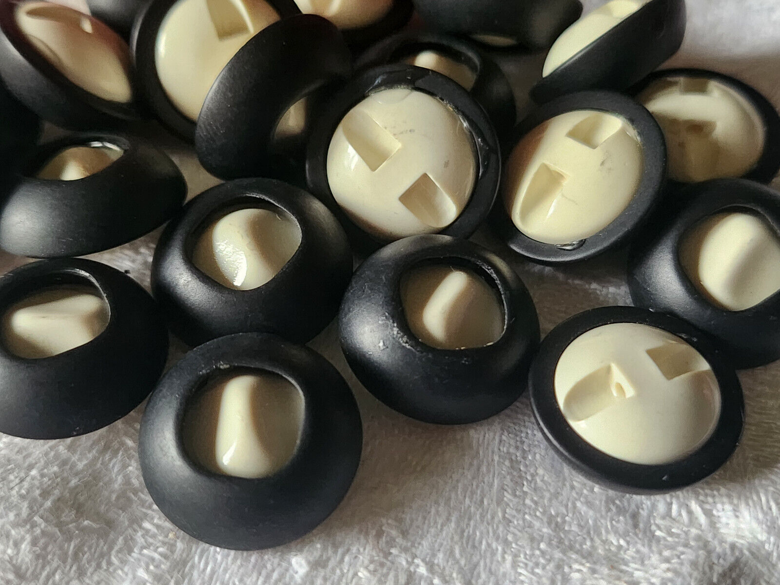 Lot 10 boutons vintage noir et creme à pied 1,7 cm ref 5306