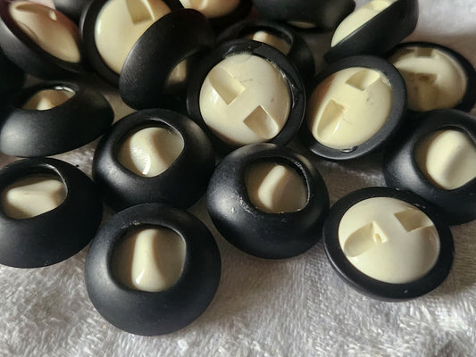 Lot 10 boutons vintage noir et creme à pied 1,7 cm ref 5306