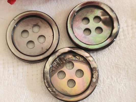 Trio boutons anciens en nacre gris haut rebord 2,5 cm ref 172