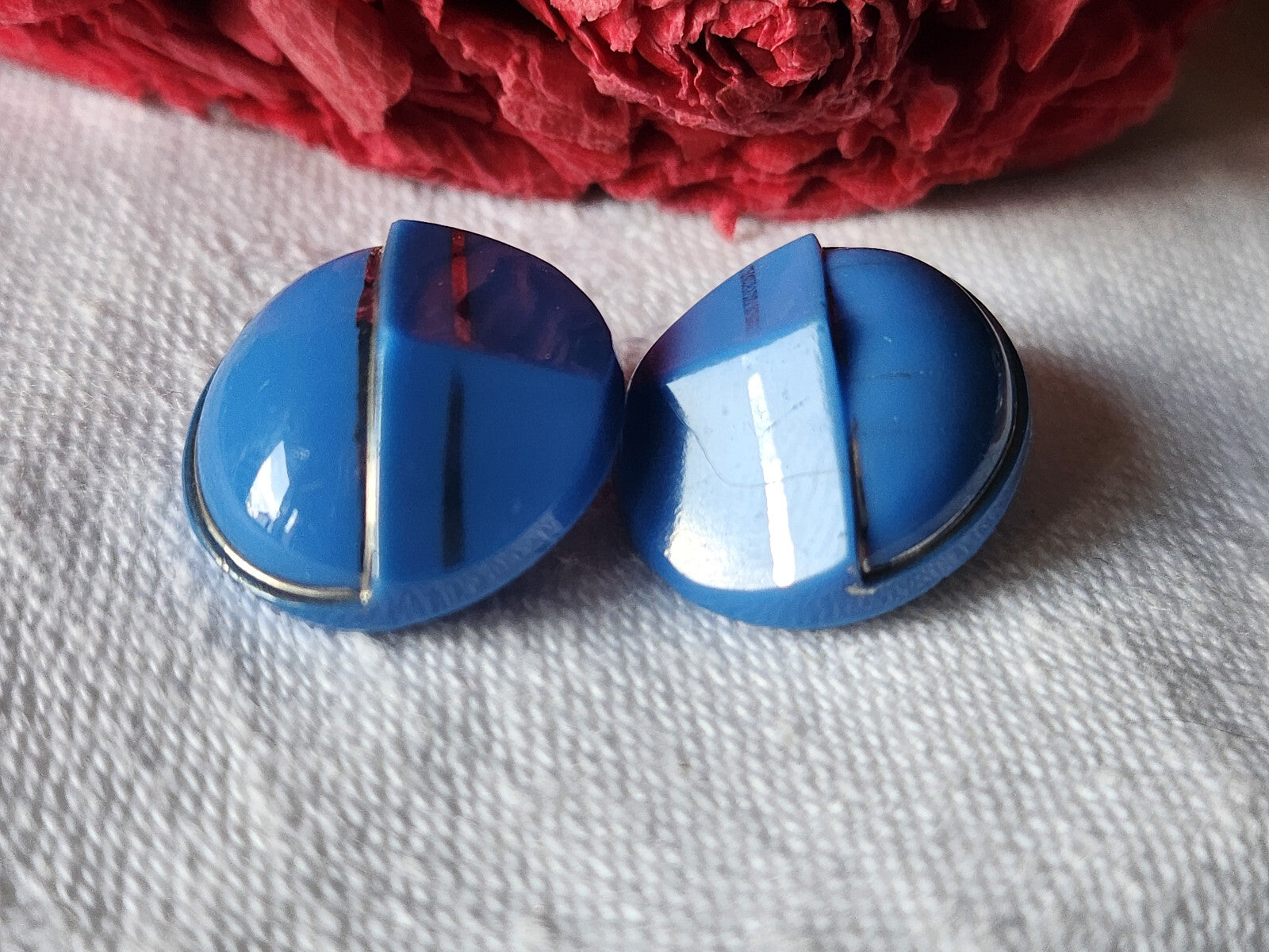 Duo boutons anciens en verre bleu ovale trés typé  1,5 sur 1,8 cm G8L