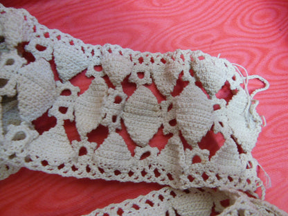 Lourde et large dentelle ancienne 1 mètre 90 sur  8 cm poids 100 grammes B3