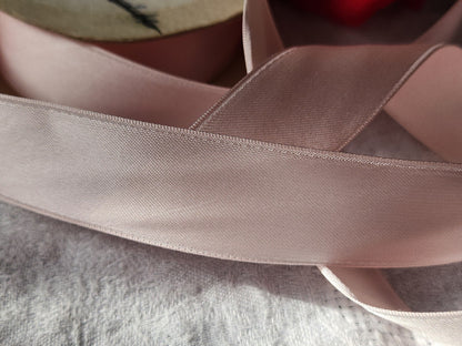 Ruban ancien rose lumineux effet satiné viscose 3 mètres sur 2,5 cm B5 n°19