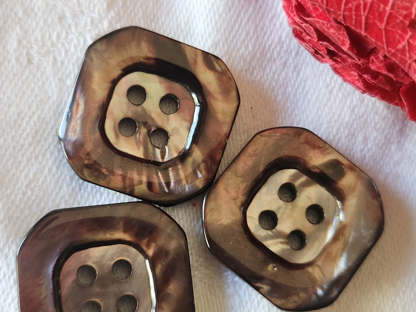 Trio boutons anciens en nacre carré  marron à trous 2,2 cm G14C