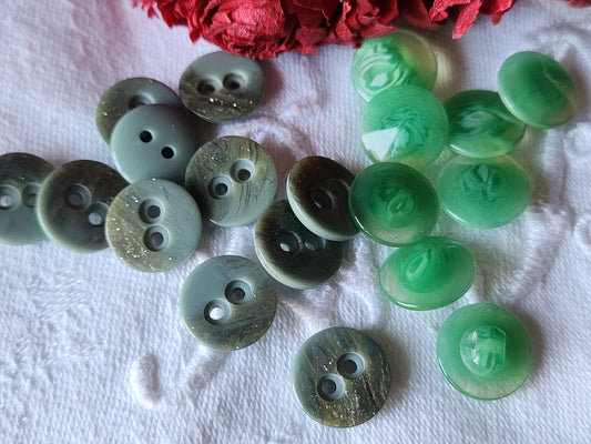 Lot 18 boutons vintage vert 2 series 1,2 cm ref 448
