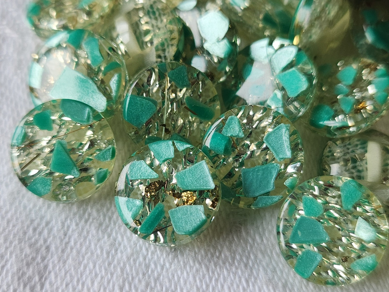 Lot 16 petits boutons vintage à pied paillette verte 1,1 cm ref 5823
