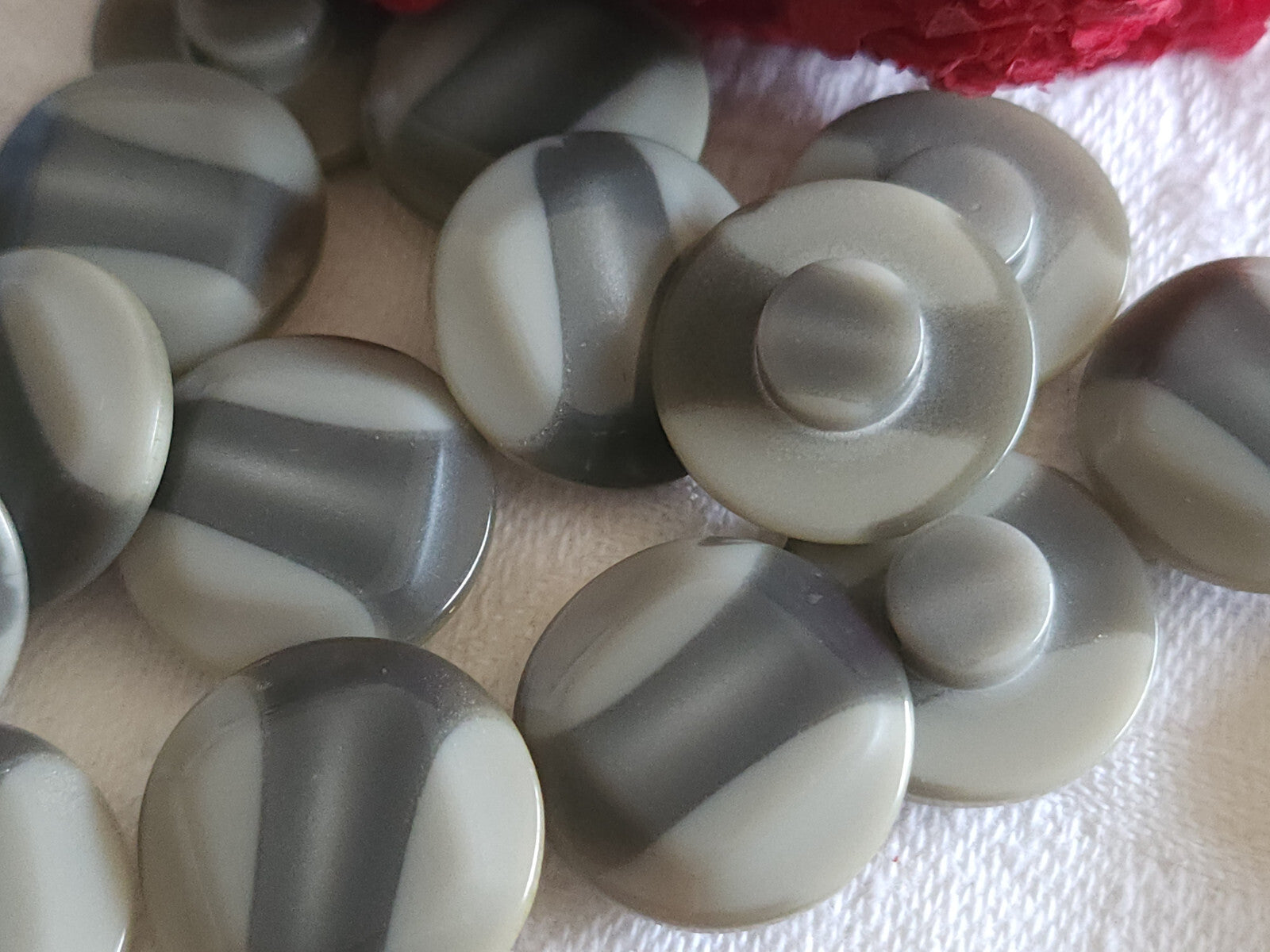 Lot 8 boutons vintage gris deux tons pied 1,7 cm ref 4923