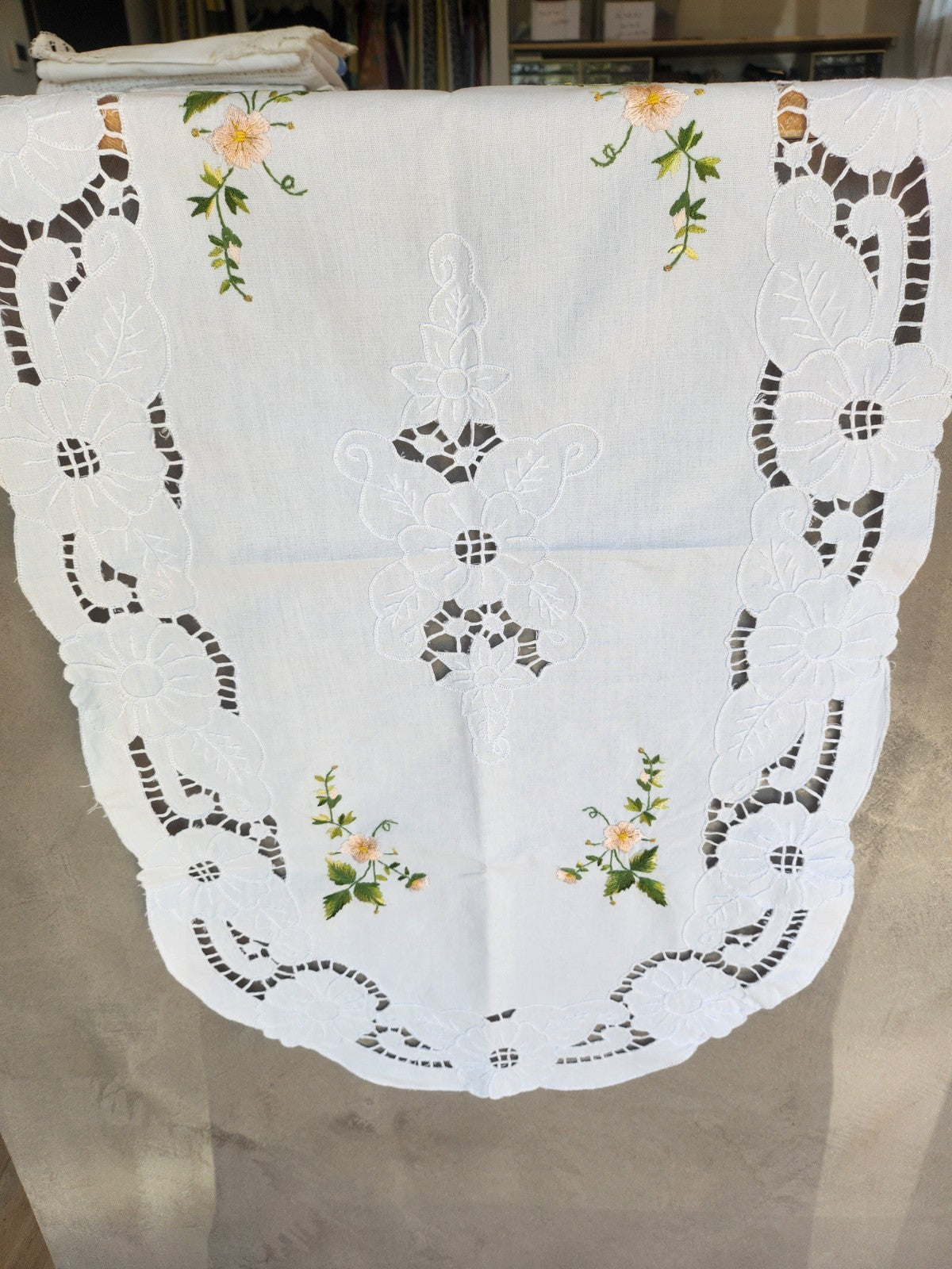 Grand napperon ancien ovale centre de table broderie 49,5 sur 88 cm B7