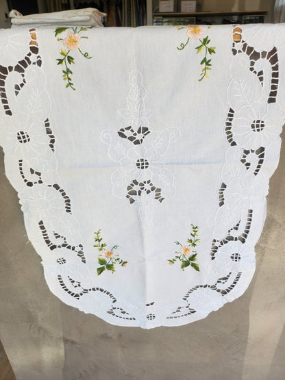 Grand napperon ancien ovale centre de table broderie 49,5 sur 88 cm B7