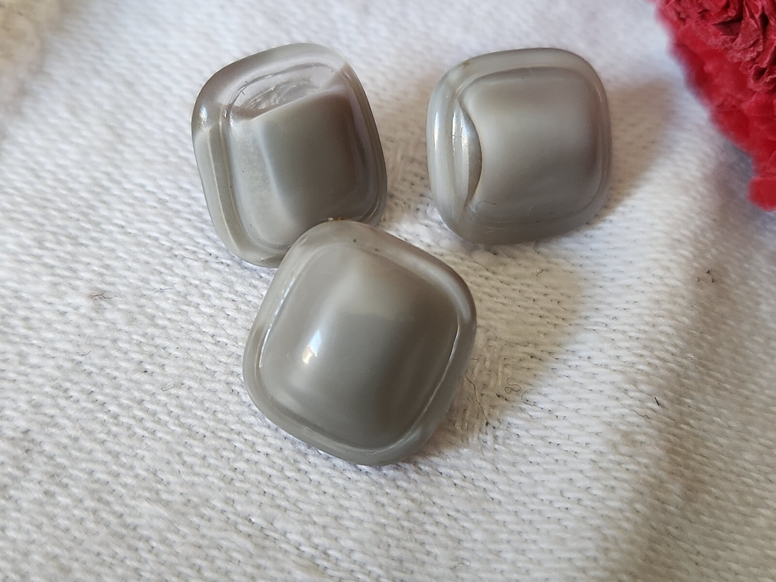 Trio jolis boutons anciens en verre gris laiteux 1,1 sur 1,2 cm D13D