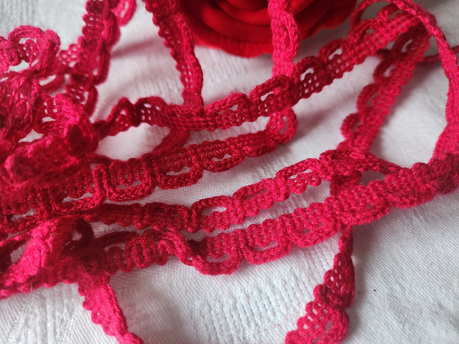 Galon vintage dentemme rouge  5 mètres sur 1 cm  A2