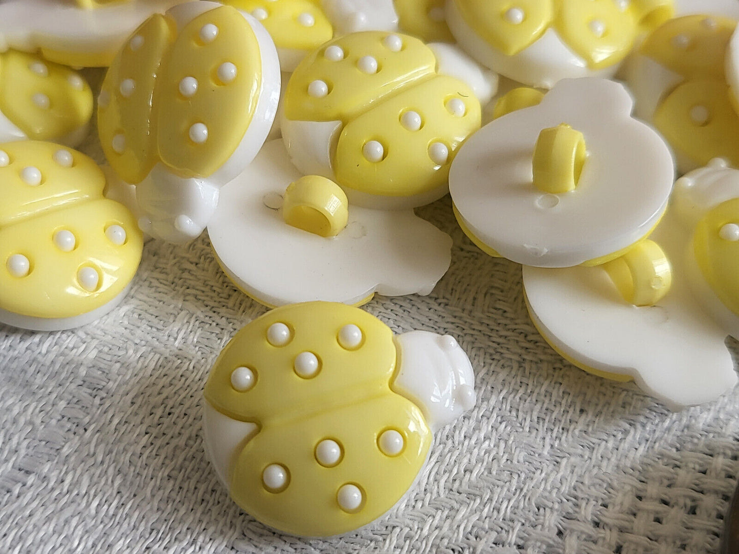 Lot 12 boutons coccinelle bicolore jaune blanc pied 1,6 sur ,1,8 cm ref 4647