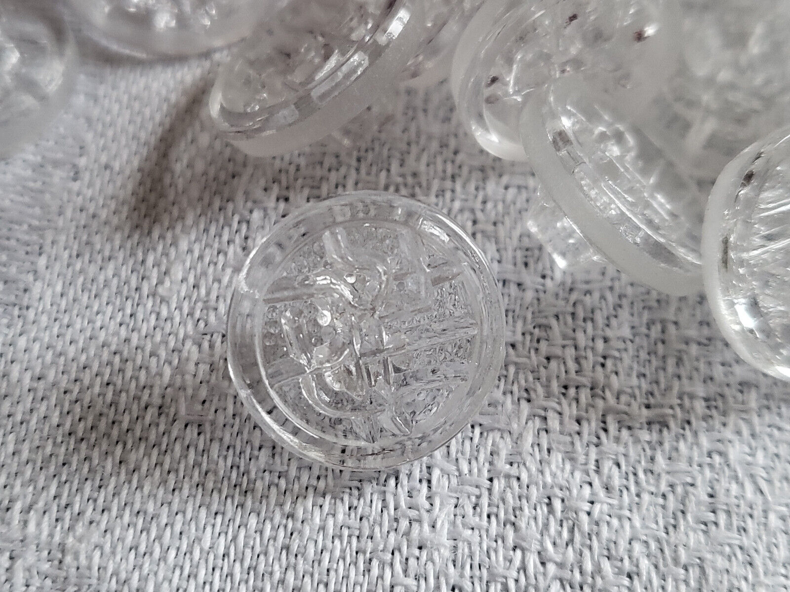 Lot 6 boutons anciens en verre transparent  Motif creusé petit 1,4 cm ref 5583