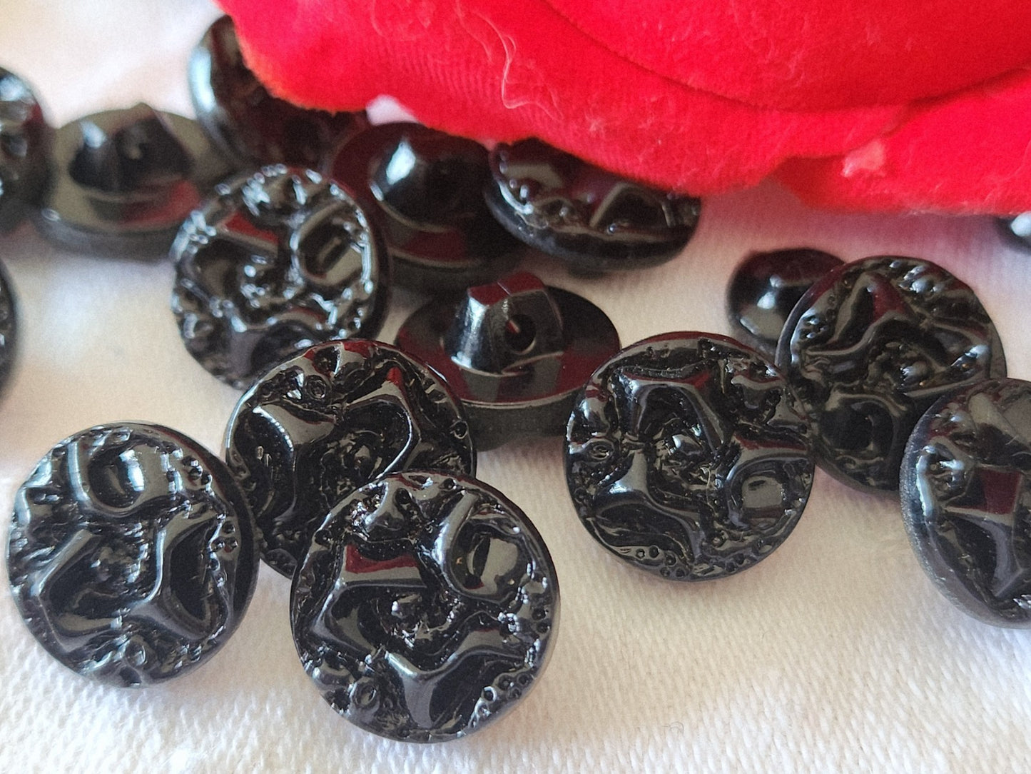 Lot 6 boutons anciens en verre noir travaillé vintage pied 1,3 cm ref 3852