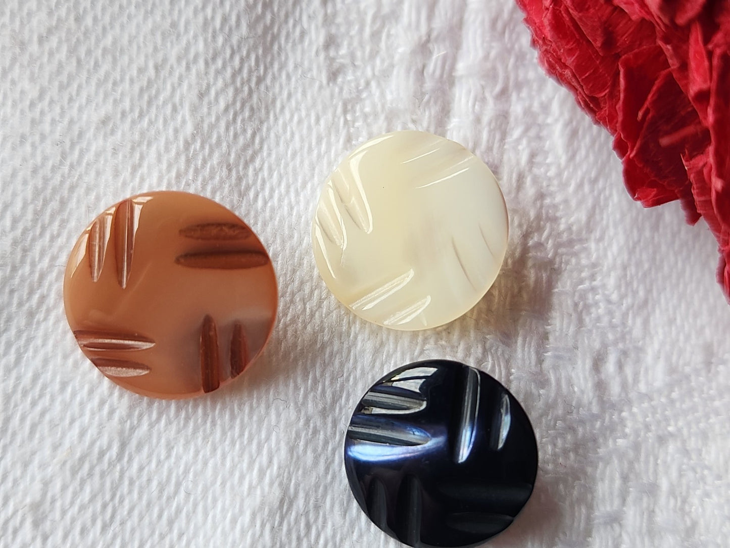 Trio petits boutons anciens en nacre ciselé 1,1 et 1,2 cm G13I