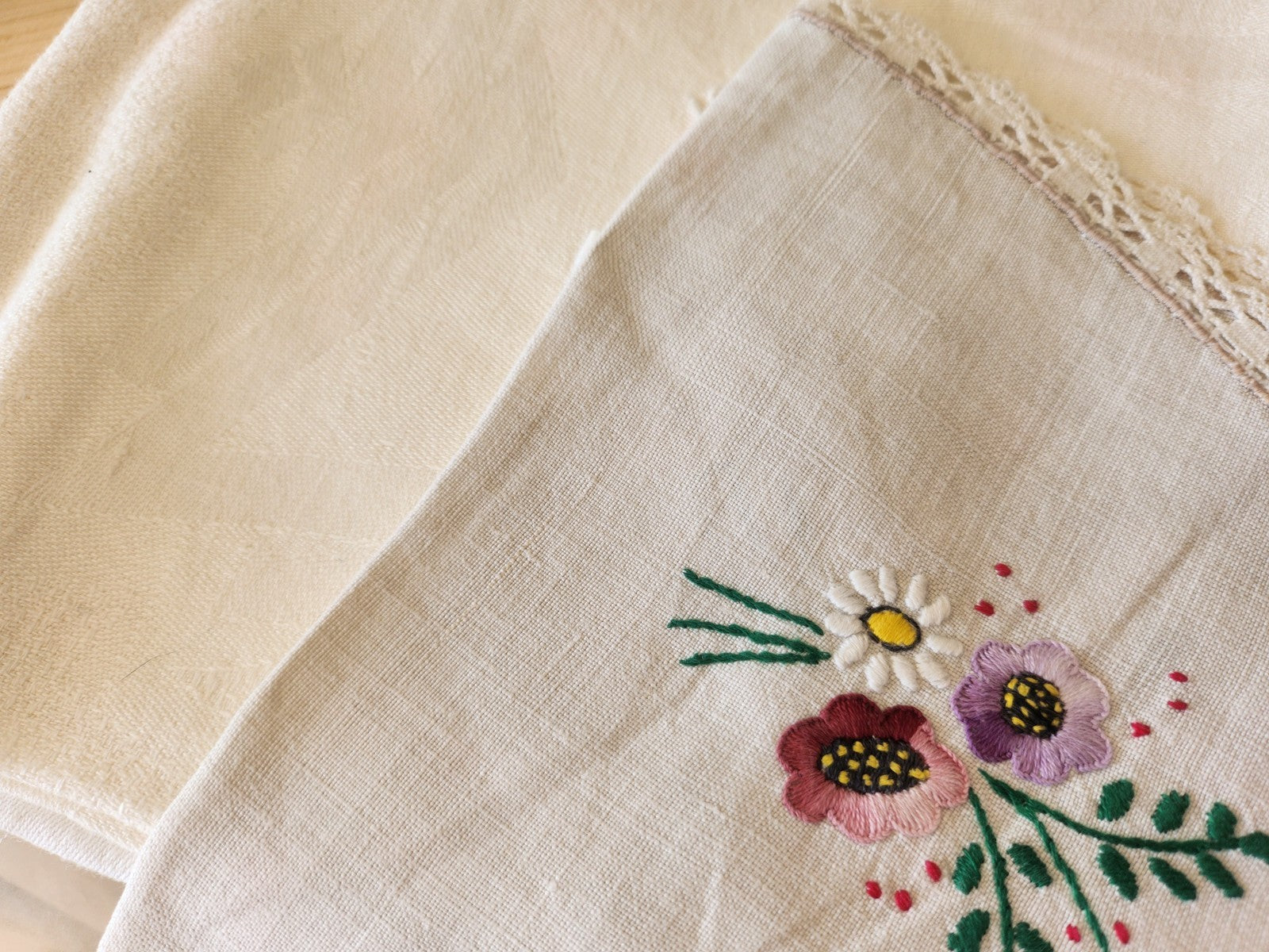 Napperon ancien lin légèrement gris  broderie fleur  23 Sur 33 cm B7