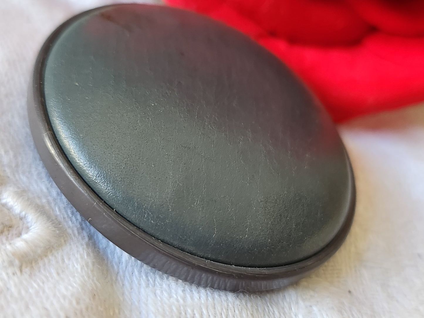 Enorme bouton ancien en cuir gris à pied 4,4 cm collection G18O