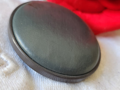 Enorme bouton ancien en cuir gris à pied 4,4 cm collection G18O