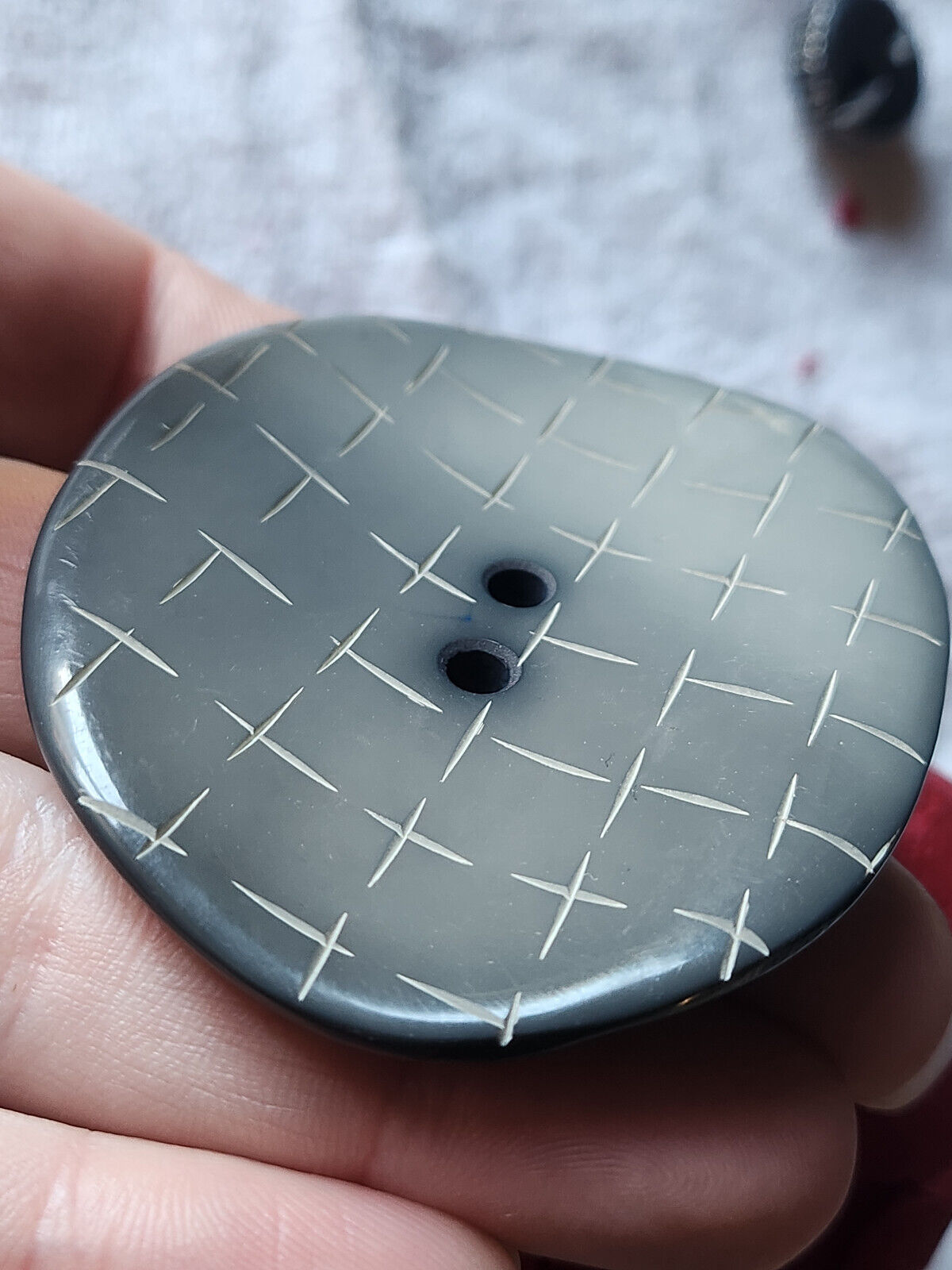 Enorme bouton ovale cambré parurier gris degradé 6,8 cm sur 5,7 cm ref 5872