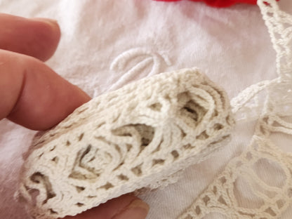 Dentelle ancienne entre deux aérée 3 mètres sur 2,1 cm T2-13
