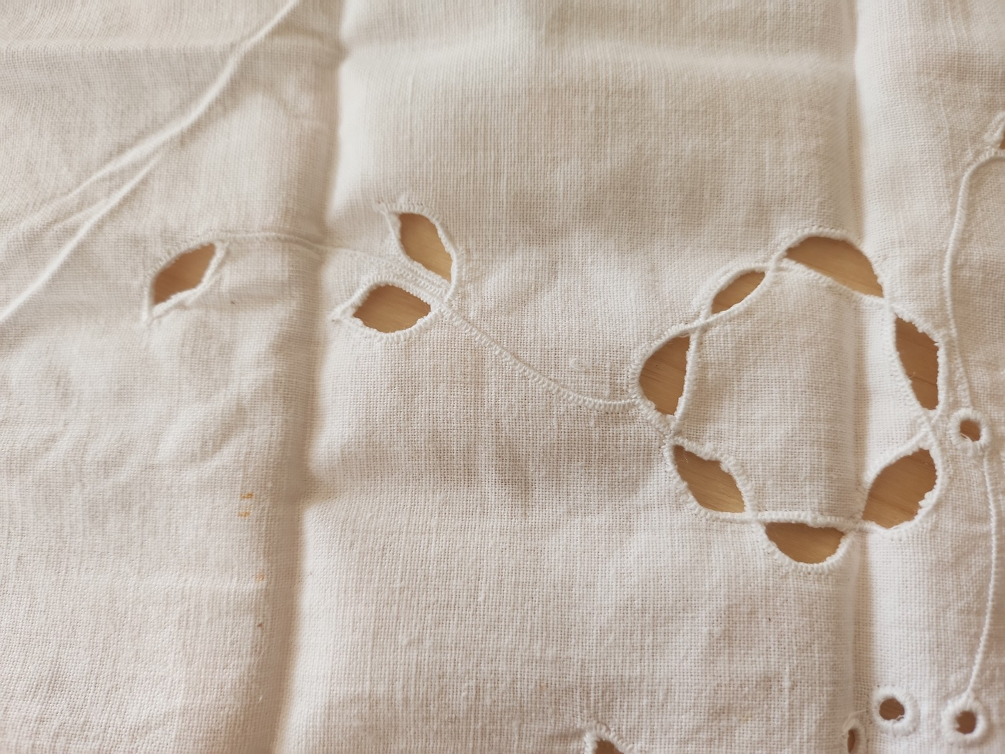 Broderie ancienne ajouré incrustation dentelle création couture T1-1