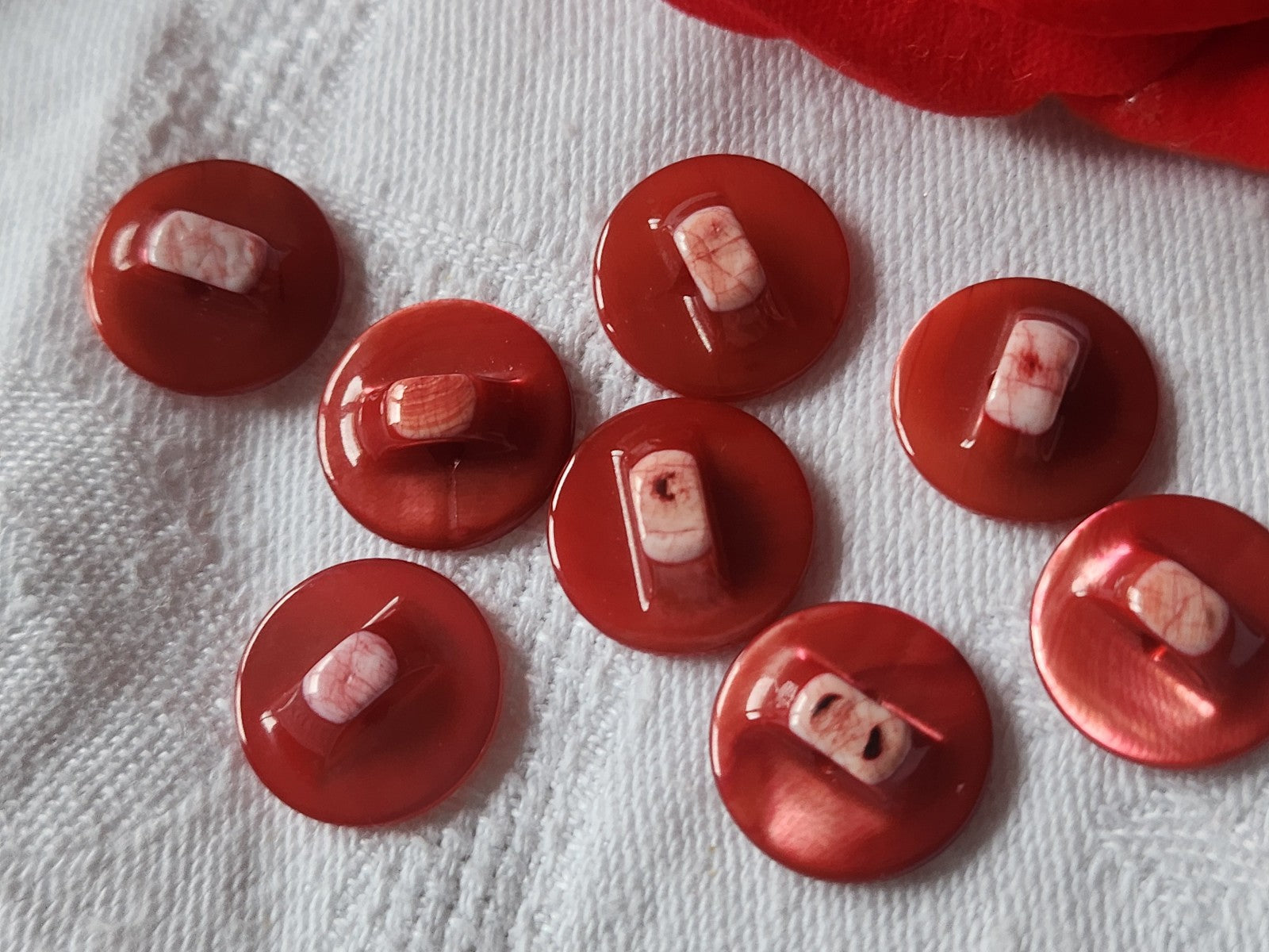 Lot 8 boutons vintage en nacre rose/ rouge YSL 1,4 cm pied panaché  ref 5249
