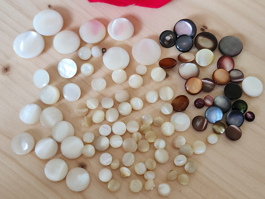 Gros lot  100 boutons anciens en nacre à pied 0,7 à 2,2 cm T8