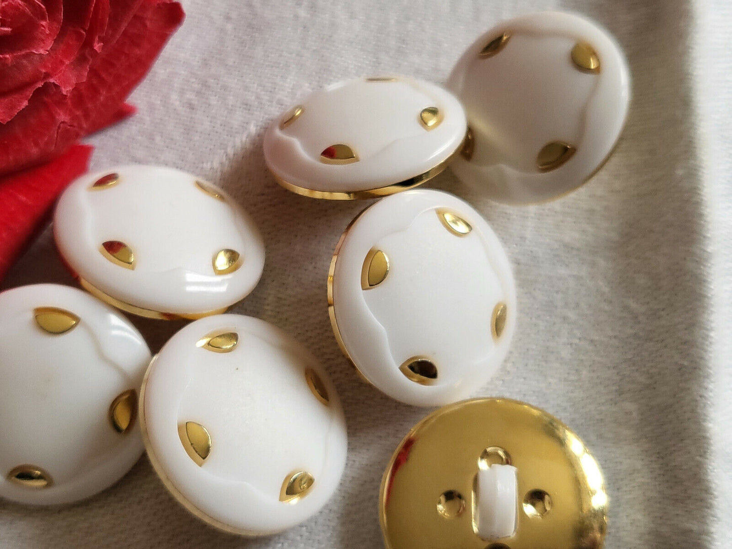 Lot 7 boutons vintage blanc doré à pied diamètre 2,1 cm ref 4846