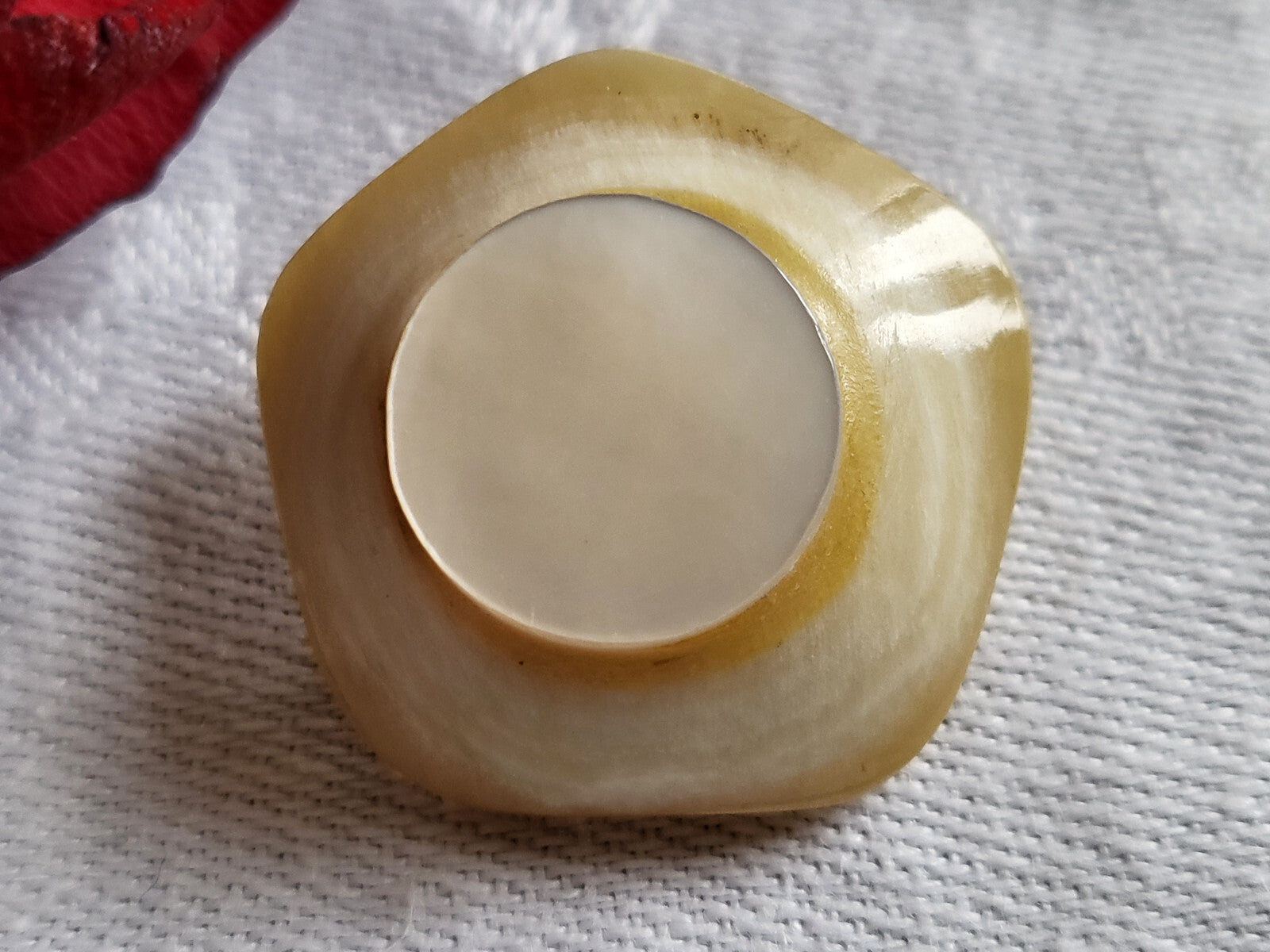 Superbe bouton  ancien en corne et nacre pied metal  2,6 cm ref 2461