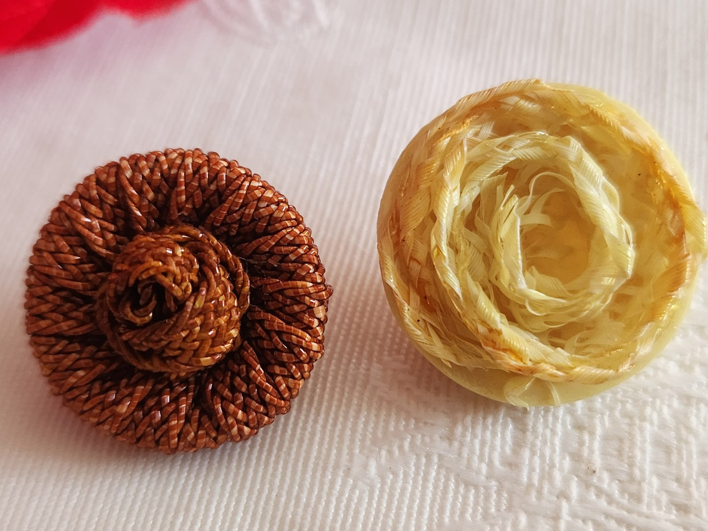 Duo boutons anciens rafia et rafia? jaune marron 1,9 et 2,1 cm G12H