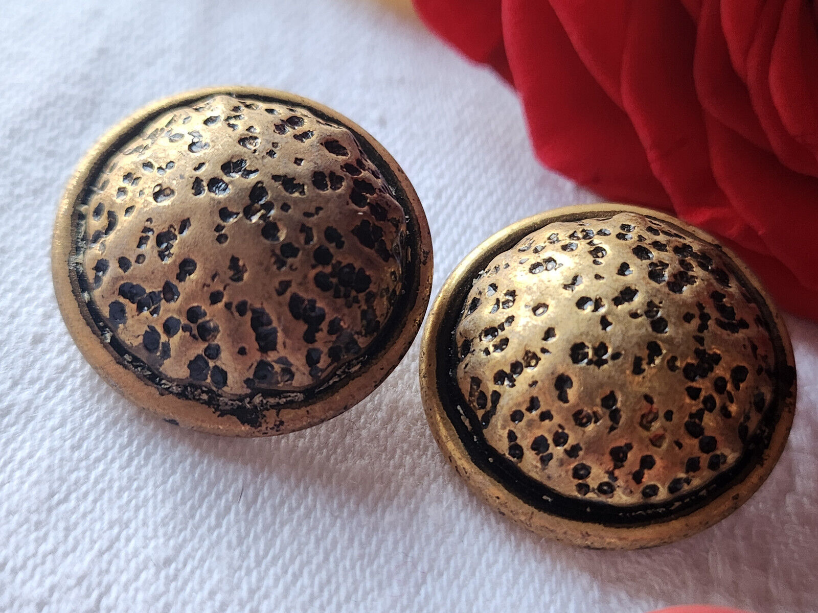 Duo gros boutons vintage en métal doré motif bombé  2,5 cm pied D5C