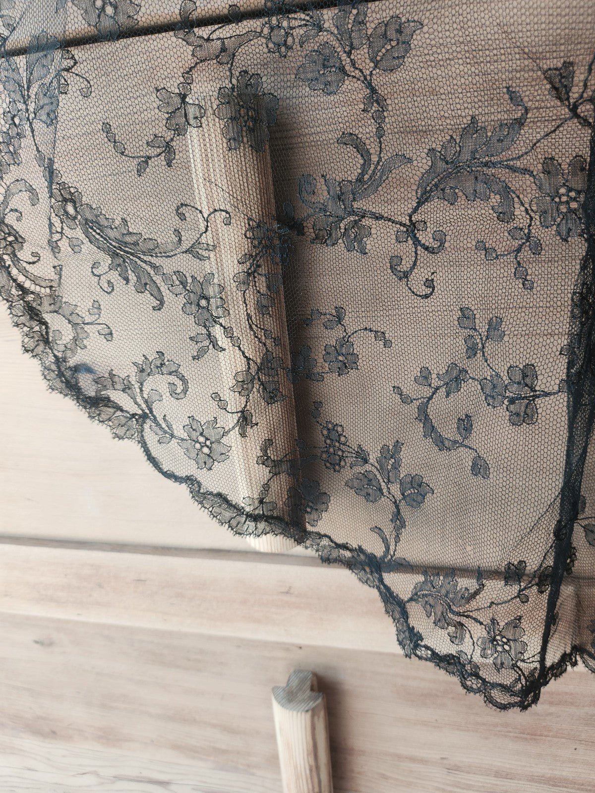 Long coupon de dentelle noire ancienne partie de mantille? B3