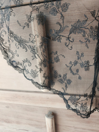 Long coupon de dentelle noire ancienne partie de mantille? B3