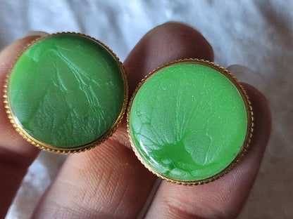 Duo boutons vintage métal coeur vert  nacré pied 2,3 cm lourd doré G16F