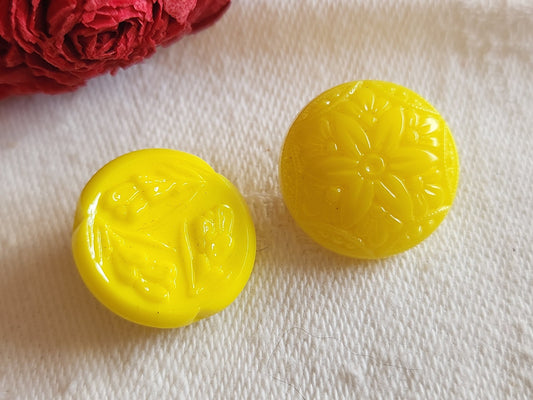 Duo boutons vintage en verre  jaune mat brillant 1,7 et 1,8 cm D7C