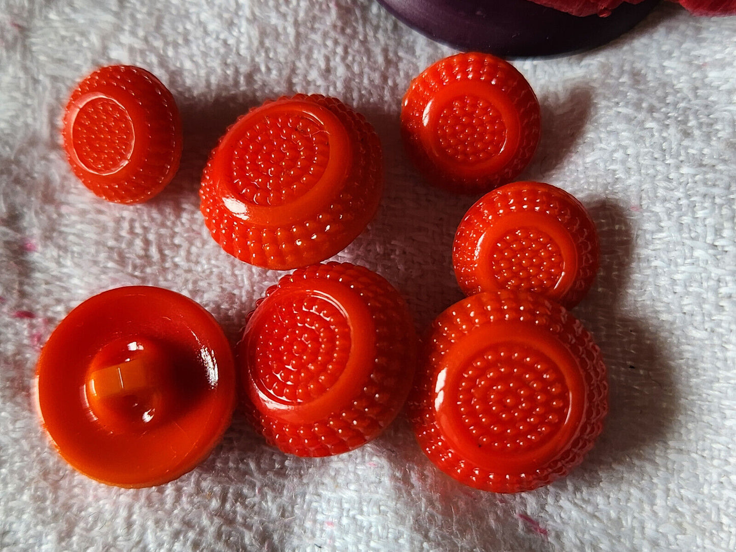 Lot  7 boutons anciens en verre orange rouge  1 cm et 1,3 cm ref 1845