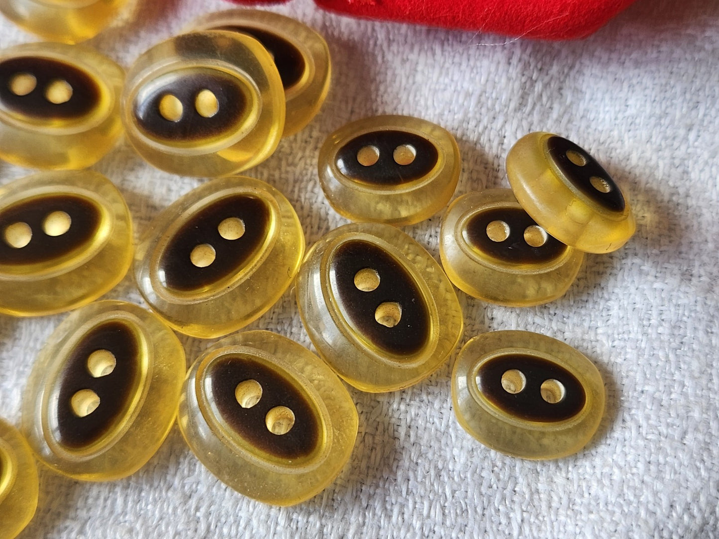 Lot 17 boutons vintage marron trou panaché 1 sur 1,2 à 1,2 sur 1,4 cm ref 127