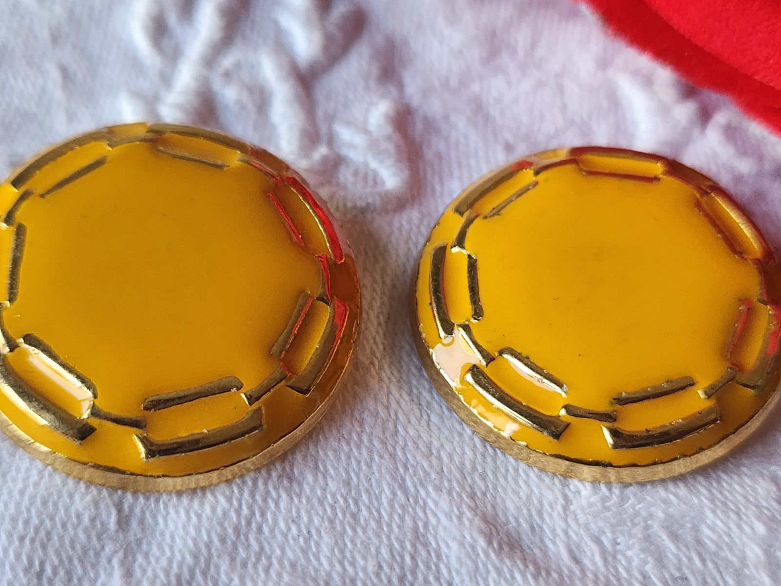 Duo gros boutons vintage en métal jaune trés leger 2,9 cm ref 3909