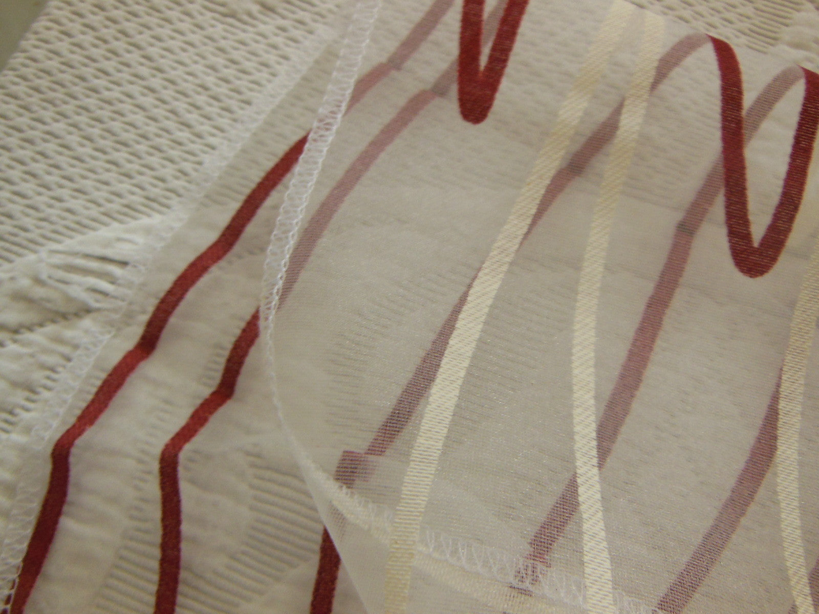 Coupon tissu voilage  zig zag blanc lie de vin/ rouge  98 cm sur 1 m 09 B3