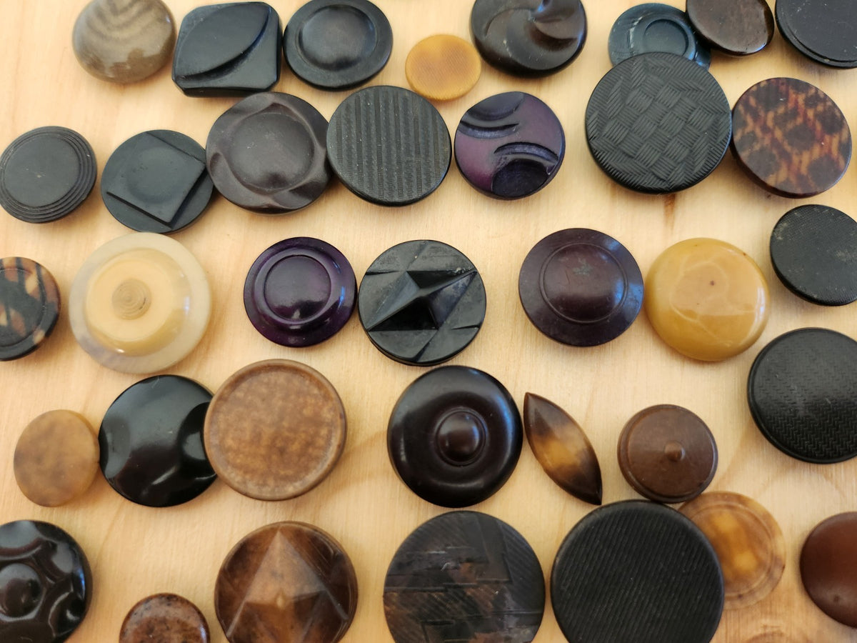 Lot 100 boutons anciens en corozo à pied 1 cm à 2 cm N°3 T10