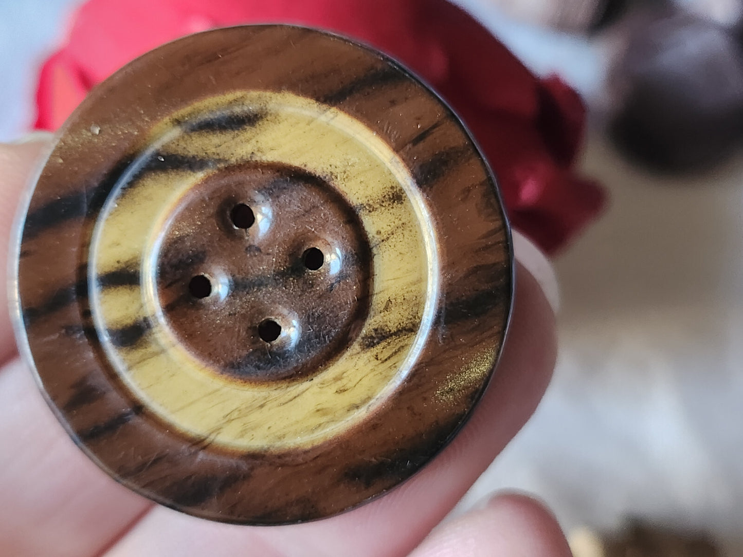 Gros bouton ancien en celluloïd marron diamètre: 3,5  cm D7T
