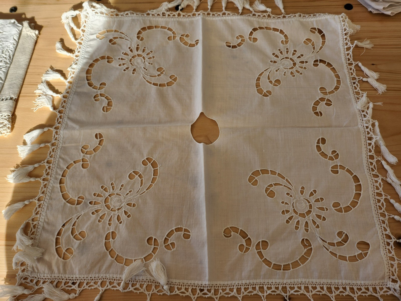 Superbe abat jour ancien ouvrage de dame dentelle broderie frange B5