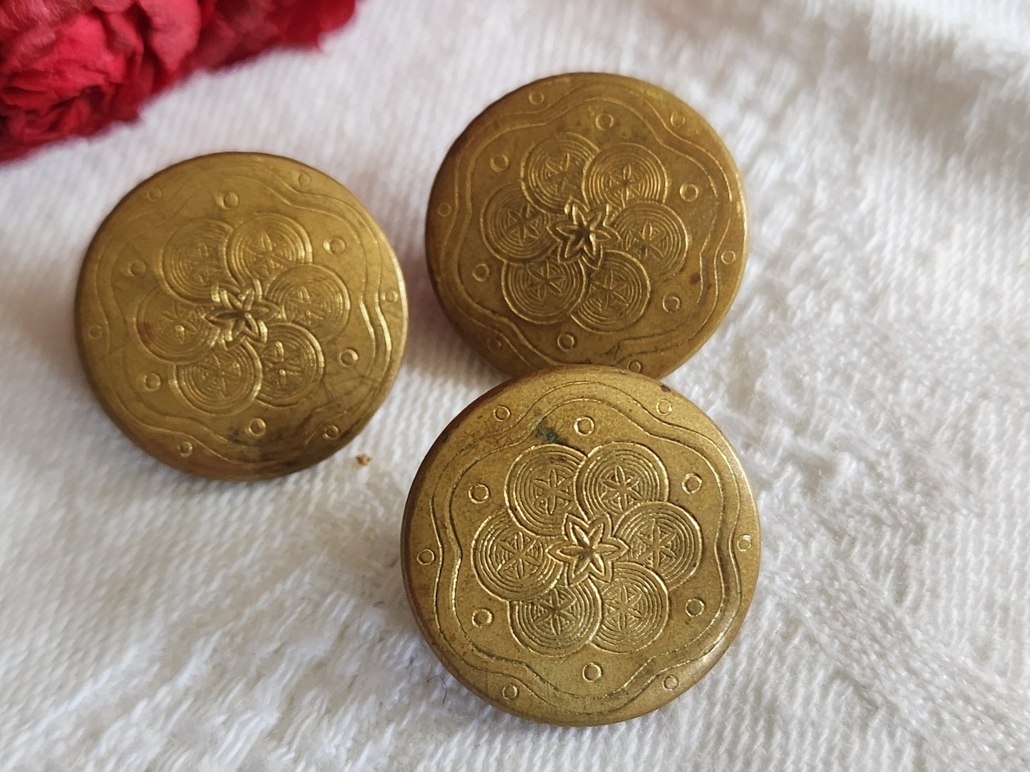 Lot  3 anciens bouton ancien en métal motif 1,8 cm ref 1118