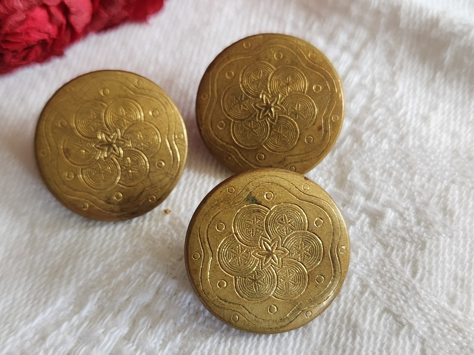 Lot  3 anciens bouton ancien en métal motif 1,8 cm ref 1118