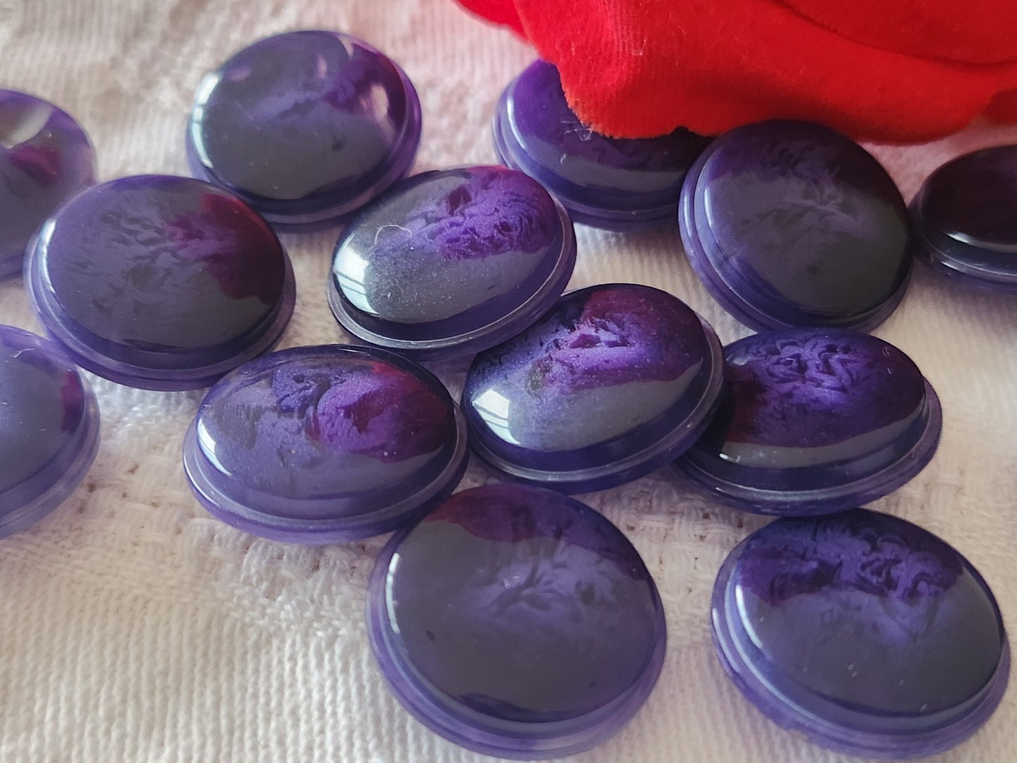 Lot 12 boutons vintage violet  veiné  pied transparent diamètre 1,7 cm ref 6413